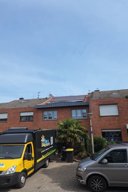 ein Bild von einem Haus mit Solaranlage