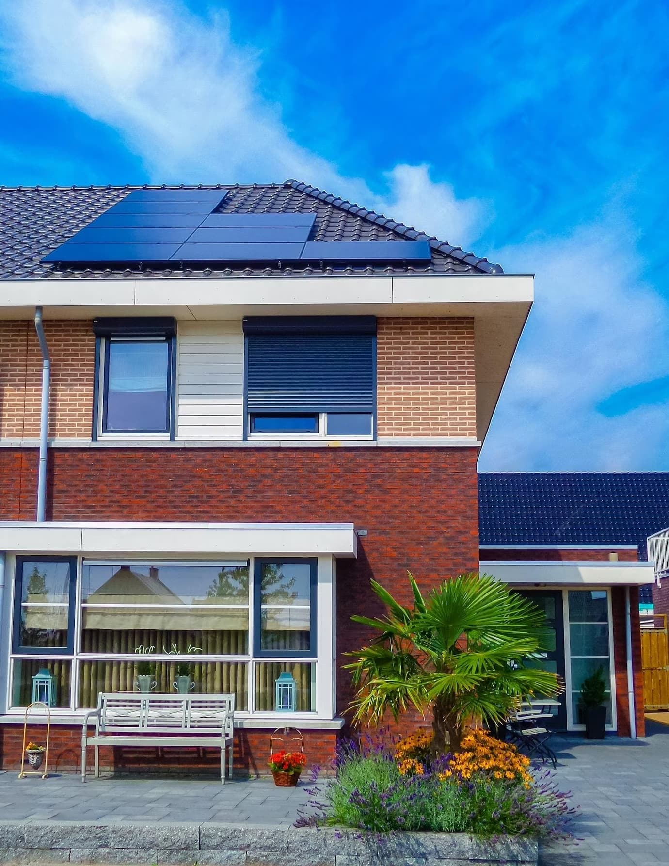 Bild von einem Einfamilienhaus mit Solaranlage